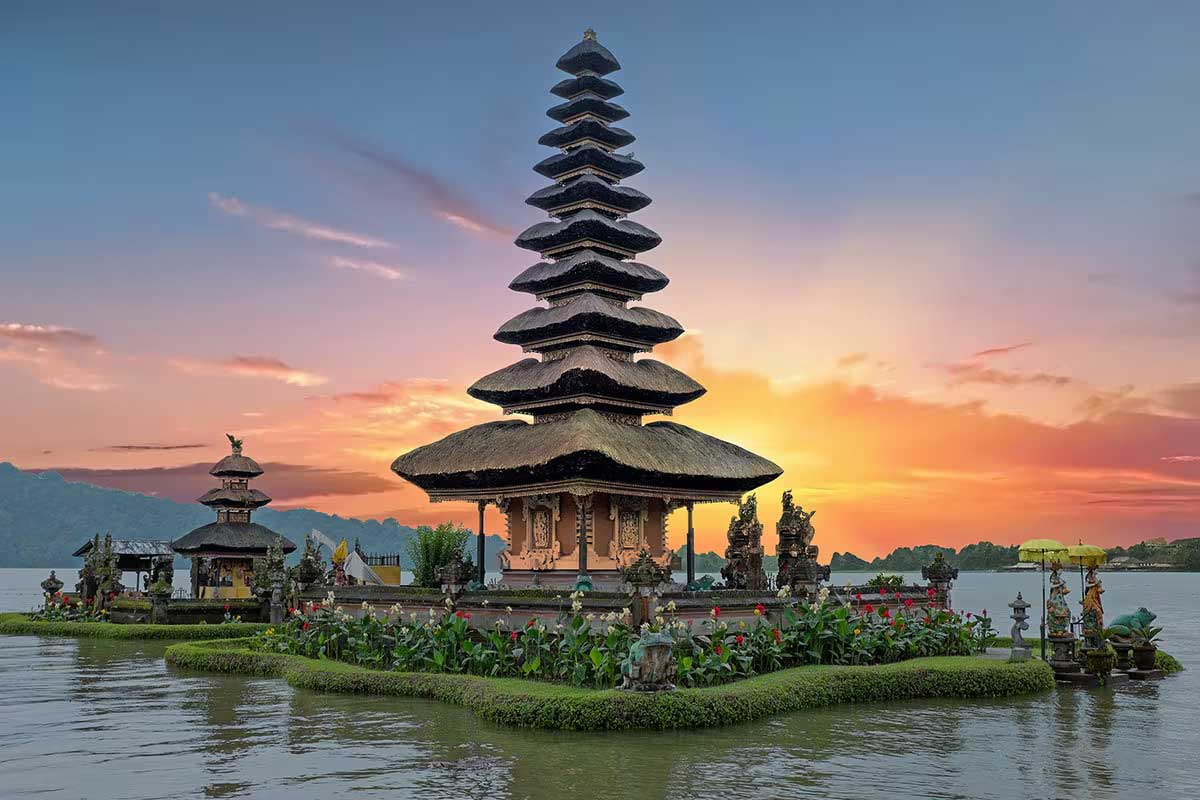 The Enchanting Ulun Danu Temple: A Jewel of Lake Beratan